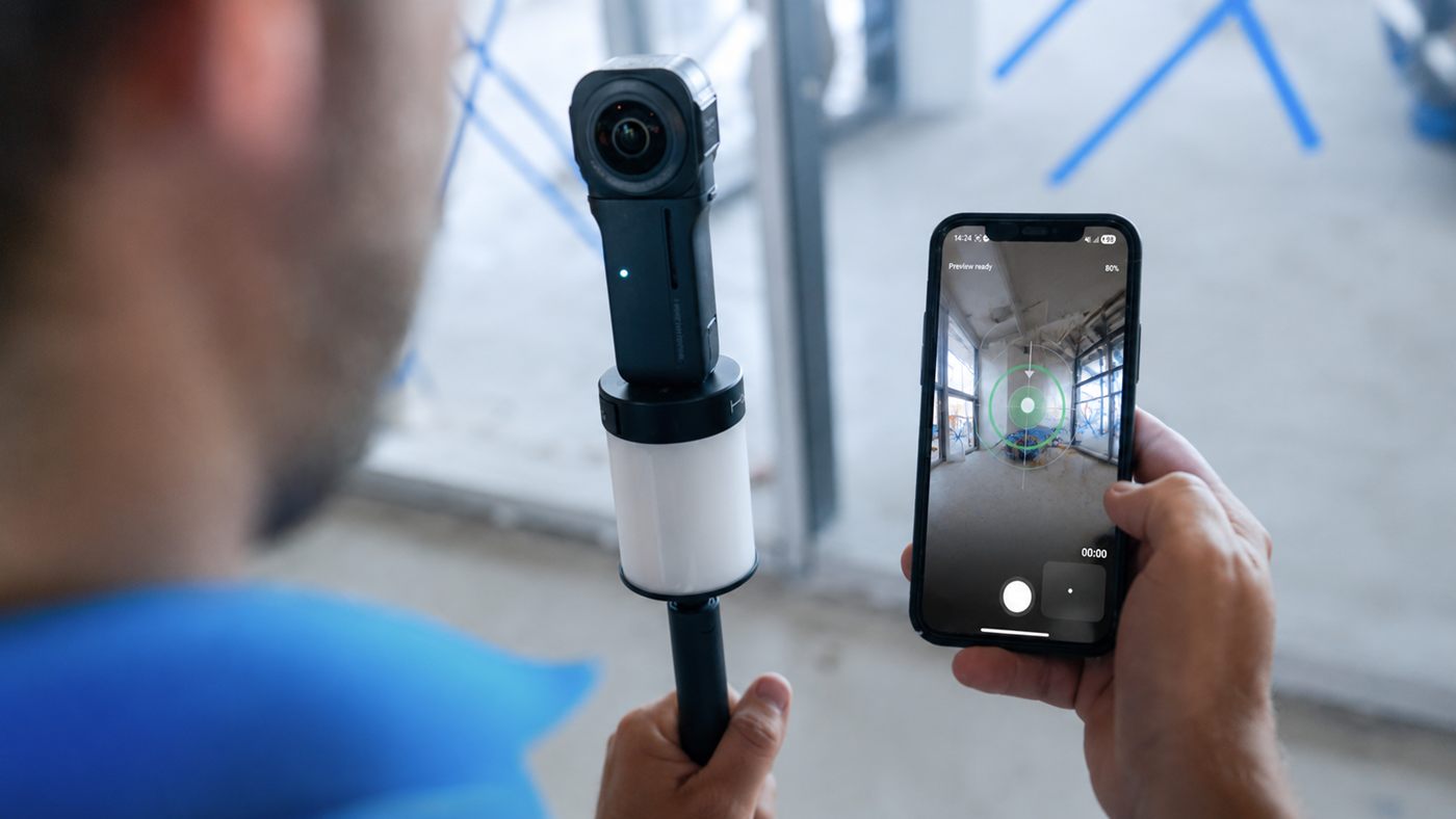 Site engineer capturing a 360° walk with an Insta360 camera and the myPlan.cloud mobile app